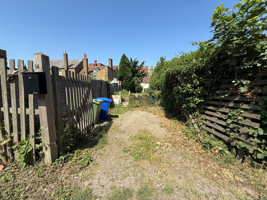 Lot: 33 - MIXED USE PROPERTY COMPRISING SHOP AND THREE-BEDROOM COTTAGE - Parking to rear